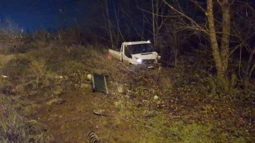 Bursa&rsquo;da akıl almaz trafik kazası: Demir bariyerler ara&ccedil;ların &uuml;zerine d&uuml;şt&uuml;
