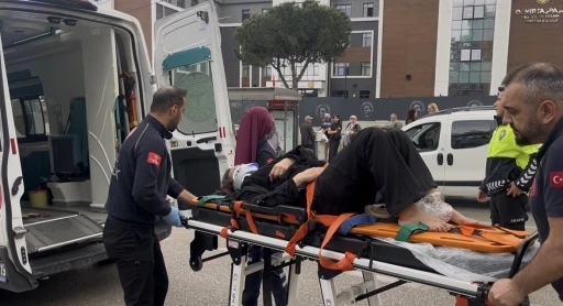 Bursa&rsquo;da alt ge&ccedil;it yerine yolu kullanan yayaya otomobil &ccedil;arptı
