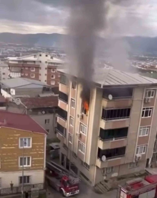 Bursa&rsquo;da apartman dairesinde &ccedil;ıkan yangın, mahalleyi ayağa kaldırdı
