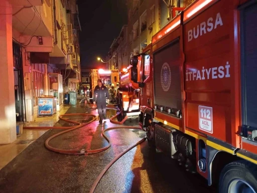 Bursa&rsquo;da apartmanın &ccedil;atı katında yangın
