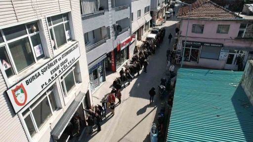 Bursa&rsquo;da APP plaka izdihamı...Kuyruk sokaklara taştı
