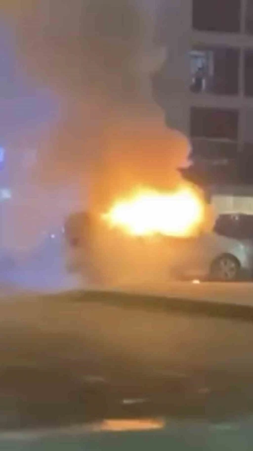 Bursa&rsquo;da ara&ccedil; alev aldı, esnaf yangın t&uuml;pleriyle koştu
