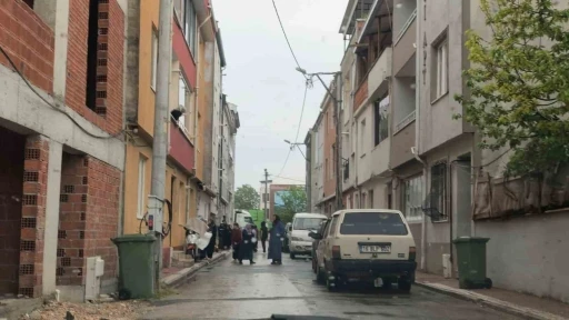 Bursa&rsquo;da balkondan d&uuml;şen kadın ağır yaralandı
