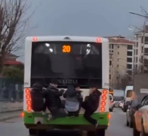 Bursa&rsquo;da belediye otob&uuml;s&uuml;nde tehlikeli yolculuk
