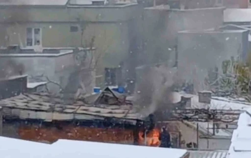 Bursa&rsquo;da &ccedil;atı katı yangını korkuttu
