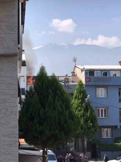 Bursa&rsquo;da &ccedil;atı yangını b&uuml;y&uuml;meden s&ouml;nd&uuml;r&uuml;ld&uuml;
