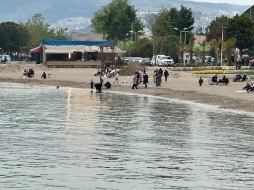 Bursa&rsquo;da deniz suyu ısınmadı ama y&uuml;zme sezonu a&ccedil;ıldı

