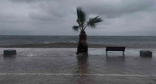Bursa&rsquo;da denizle kara birleşti, sokaklar g&ouml;le d&ouml;nd&uuml;
