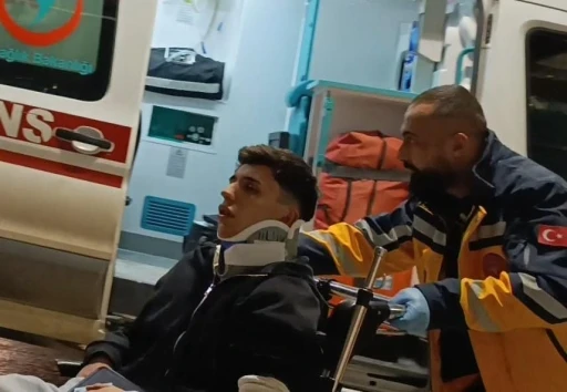 Bursa&rsquo;da direksiyon hakimiyetini kaybeden s&uuml;r&uuml;c&uuml; direğe &ccedil;arptı
