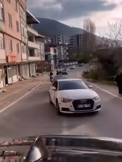 Bursa&rsquo;da d&uuml;ğ&uuml;n konvoyunda tehlikeli şov
