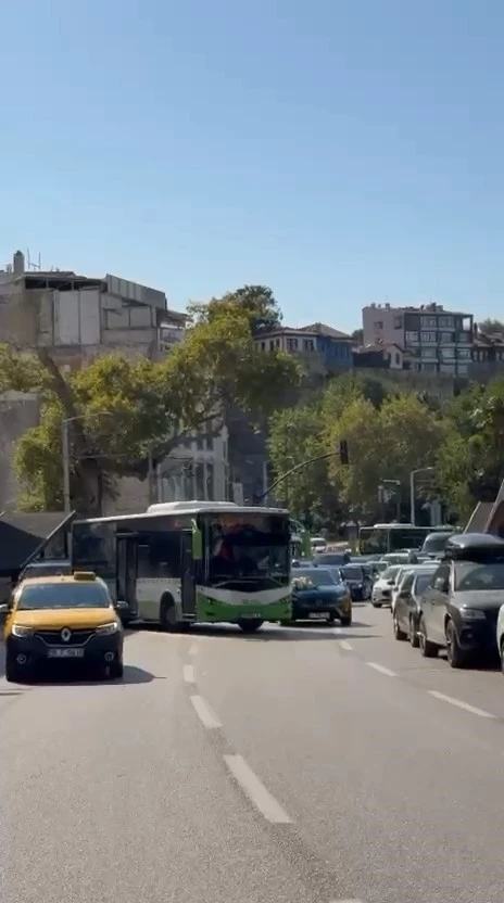 Bursa&rsquo;da d&uuml;ğ&uuml;n konvoyunun &ouml;n&uuml;n&uuml; bu sefer otob&uuml;s kesti
