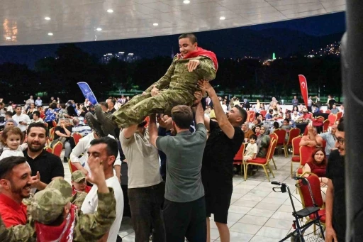 Bursa&rsquo;da en &ouml;zel askerlere renkli kına eğlencesi
