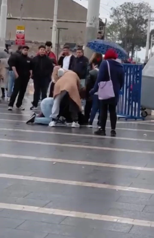Bursa&rsquo;da engelli vatandaşa meydan ortasında saldırı: Kadınlar tekme tokat darp etti
