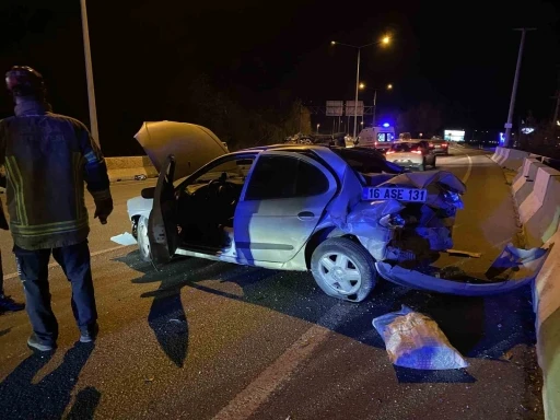Bursa’da feci kaza: Bariyere çarpıp takla attı, 2 yaralı
