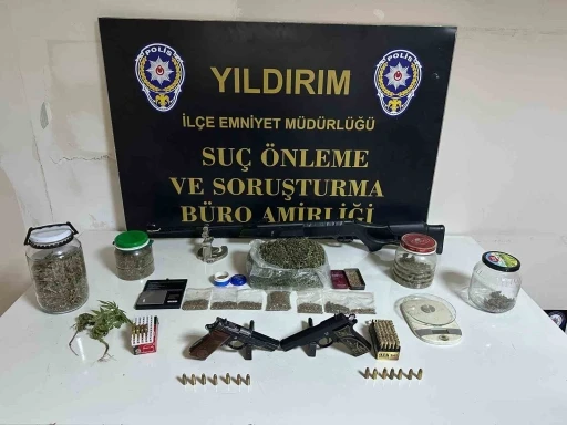 Bursa&rsquo;da film gibi zehir baskını...Dilenci kılığındaki polis kapıyı a&ccedil;tırdı
