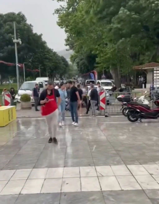 Bursa’da fırtına reklam panosunu uçurdu: Bir kişi yaralandı
