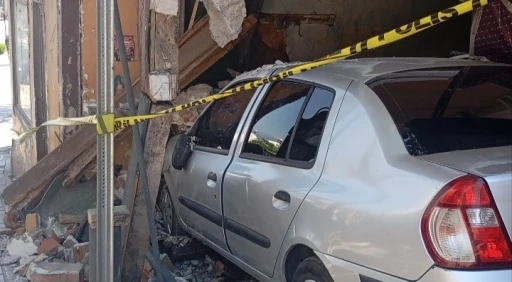 Bursa&rsquo;da freni boşalan otomobil eve girdi
