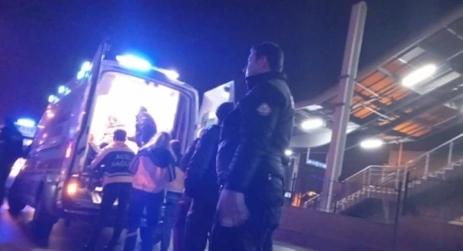 Bursa&rsquo;da gece saatlerinde eğlence mekanı &ouml;n&uuml;nde silahlı kavga: 1&rsquo;i ağır, 2 yaralı
