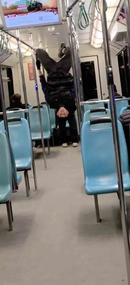 Bursa&rsquo;da gen&ccedil;lerin metroda tehlikeli oyunu kameraya yansıdı
