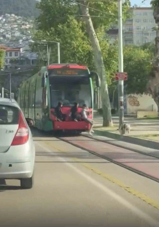 Bursa&rsquo;da gen&ccedil;lerin tramvay arkasındaki tehlikeli yolculuğu kamerada
