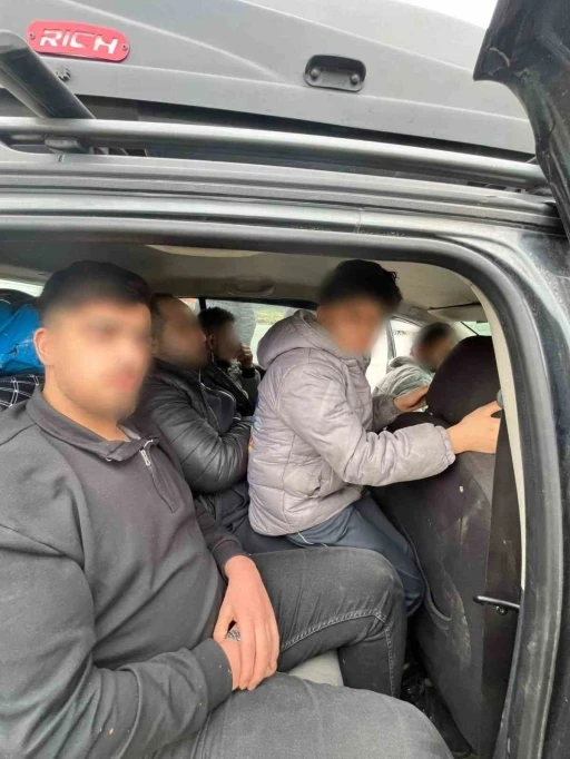 Bursa&rsquo;da g&ouml;&ccedil;men ka&ccedil;ak&ccedil;ılığı operasyonu : 5 ka&ccedil;ak g&ouml;&ccedil;men, 1 organizat&ouml;r yakalandı
