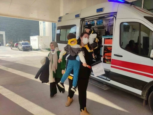 Bursa’da hafif ticari araç ile otomobil çarpıştı: 5 yaralı
