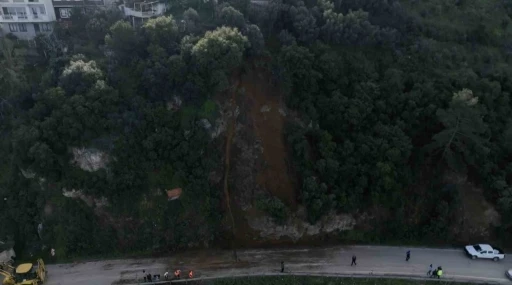 Bursa&rsquo;da heyelan b&ouml;lgesi temizlendi...Kayan b&ouml;lge dron ile g&ouml;r&uuml;nt&uuml;lendi
