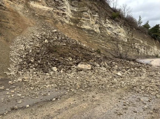 Bursa&rsquo;da heyelan yolu kapattı: O anlar kamerada
