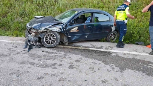 Bursa’da iki otomobil kafa kafaya çarpıştı: 3 yaralı
