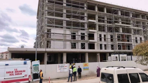 Bursa&rsquo;da inşaatın 2. katından d&uuml;şen iş&ccedil;i yaralandı
