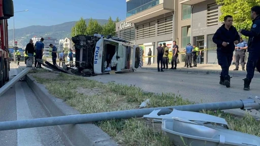 Bursa’da kadına şiddet ihbarından dönen polis aracı takla attı: 2’si polis 4 yaralı
