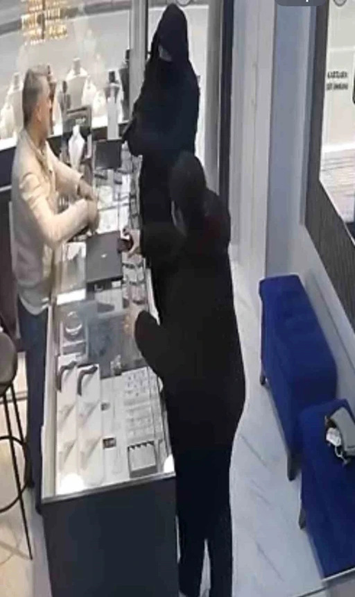 Bursa&rsquo;da kamera şakası gibi soygun girişimi kamerada
