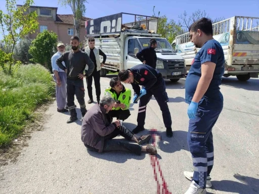 Bursa’da kamyonetle çarpışan motosikletteki çift yaralandı
