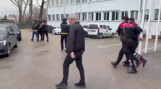Bursa&rsquo;da kan donduran cinayet anı kameraya yansımıştı... 280 saat kamera izleyip cinayeti &ccedil;&ouml;zd&uuml;ler
