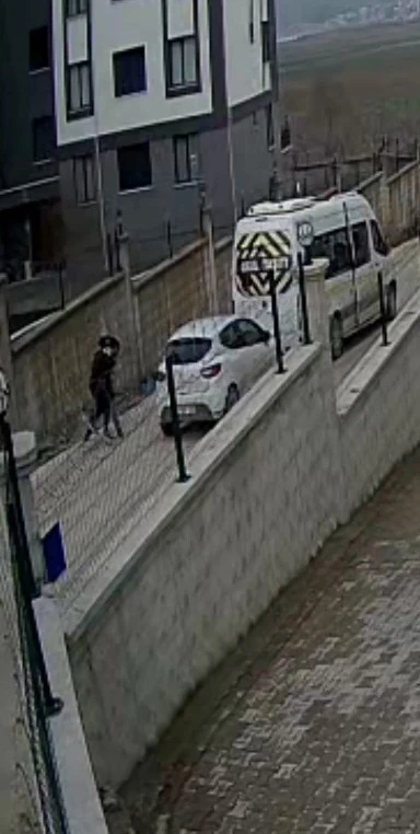 Bursa&rsquo;da kaza yapan s&uuml;r&uuml;c&uuml;lerin kavgası kameralara yansıdı
