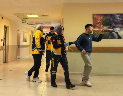 Bursa&rsquo;da kesim makinesinden fırlayan par&ccedil;a iş&ccedil;inin g&ouml;z&uuml;ne saplandı
