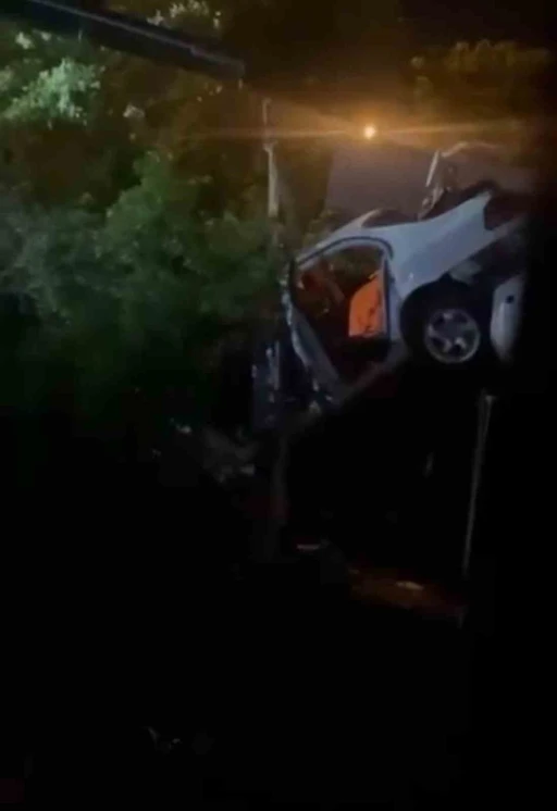 Bursa’da kontrolden çıkan otomobil bahçeye uçtu : 1 yaralı
