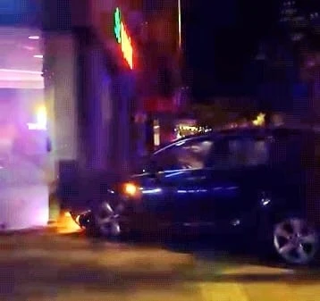 Bursa’da kontrolden çıkan otomobil önce elektrik panosuna ardından motosiklete çarptı
