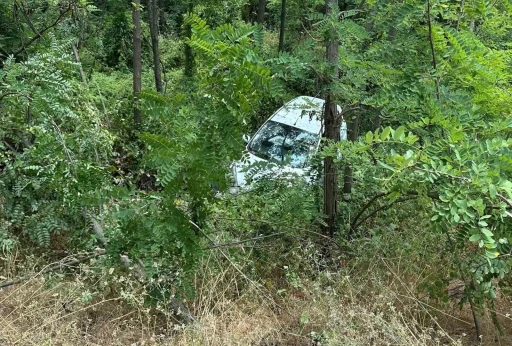 Bursa’da kontrolden çıkan otomobil şarampole yuvarlandı
