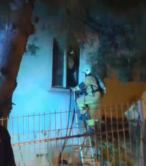 Bursa&rsquo;da korkutan yangın: İtfaiye ekipleri camı kırıp i&ccedil;eri girdi
