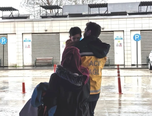 K&uuml;&ccedil;&uuml;k &ccedil;ocuğun boğazına 50 kuruş ka&ccedil;tı