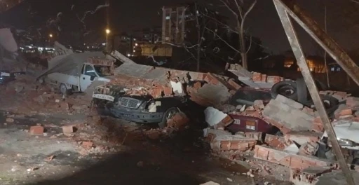 Bursa&rsquo;da lodos duvarı devirdi, altında kalan 10 ara&ccedil; hasar g&ouml;rd&uuml;
