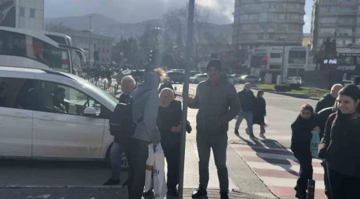 Bursa&rsquo;da lodos zor anlar yaşattı: trafik lambasına tutundular
