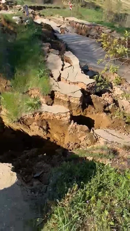 Bursa&rsquo;da meydana gelen heyelan yolu par&ccedil;alara ayırdı

