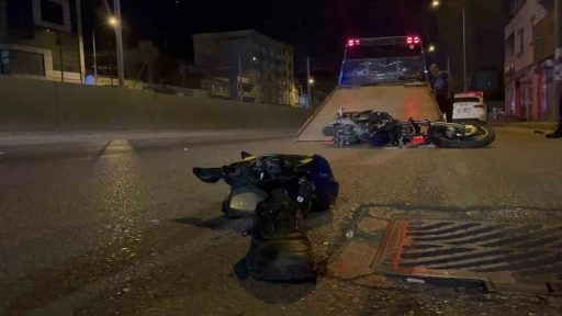 Bursa’da motosiklet işletme girişine çarptı: 2 ağır yaralı
