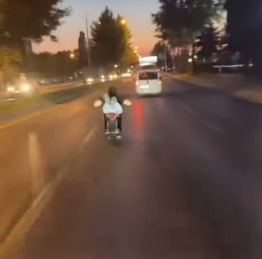 Bursa’da motosiklete uzanarak gitti, canını hiçe saydı
