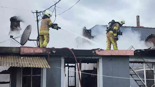 Bursa&rsquo;da m&uuml;stakil evde yangın: Dumandan etkilenen yaşlı adam hastaneye kaldırıldı
