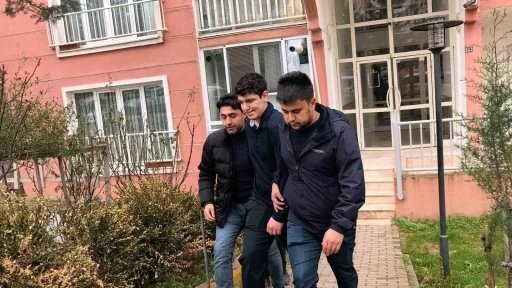 Bursa&rsquo;da &ouml;fkeli gen&ccedil; ablasını bı&ccedil;akla rehin aldı
