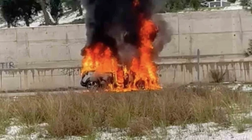 Bursa&rsquo;da otomobil alev topuna d&ouml;nd&uuml;
