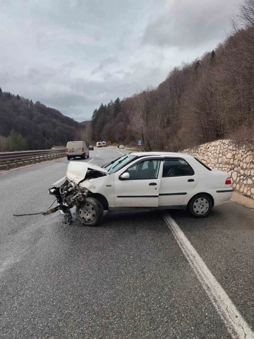 Bursa&rsquo;da otomobil bariyerlere &ccedil;arptı: 3 yaralı
